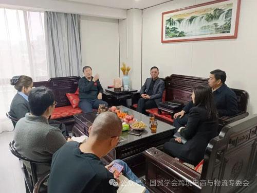 跨境電商與物流專(zhuān)業(yè)委員會(huì)負(fù)責(zé)人高翔與河南路通國(guó)際經(jīng)貿(mào)集團(tuán)李鋼偉董事長(zhǎng)會(huì)面，共商行業(yè)發(fā)展新機(jī)遇